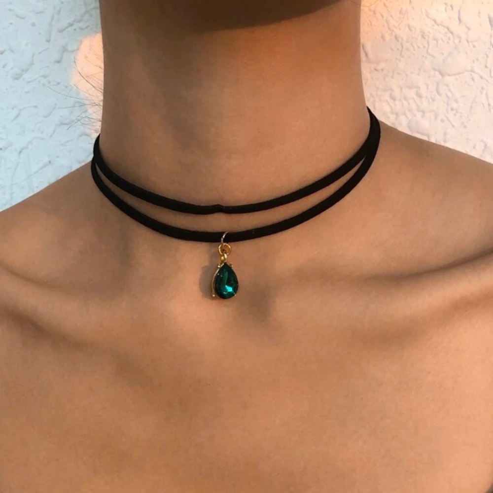 Green rhinestone charm choker. New.